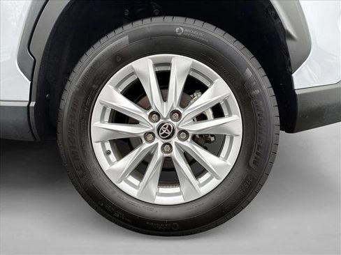 Used 2025 Toyota Corolla Cross LE image 9