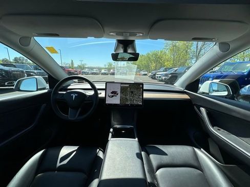Used 2022 Tesla Model Y Long Range AWD/4WD image 3