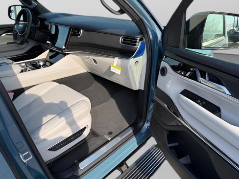 New 2026 Jeep Grand Wagoneer Summit AWD/4WD image 16
