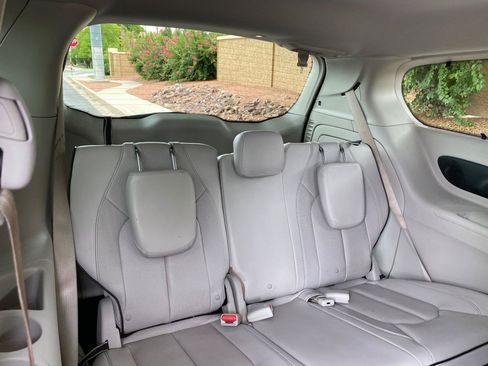 Used 2018 Chrysler Pacifica Limited FWD image 46