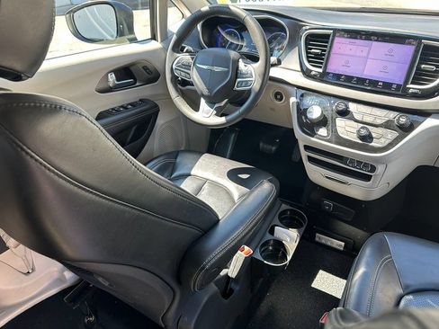 Used 2023 Chrysler Pacifica Touring-L FWD image 32