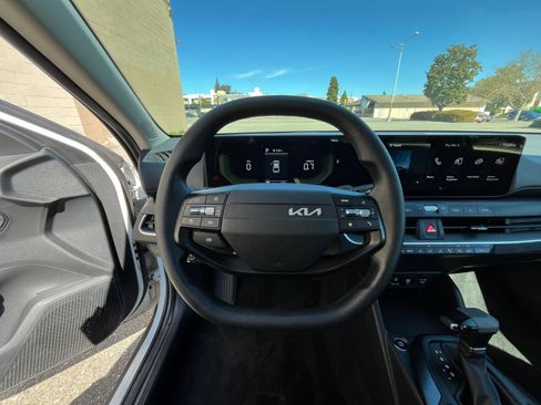 Used 2025 Kia K4 LXS image 33