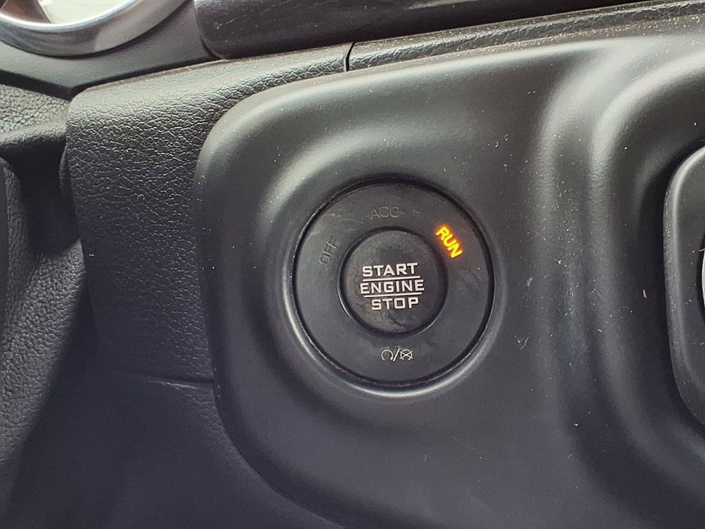 Used 2021 Jeep Wrangler Unlimited Sahara AWD/4WD image 14