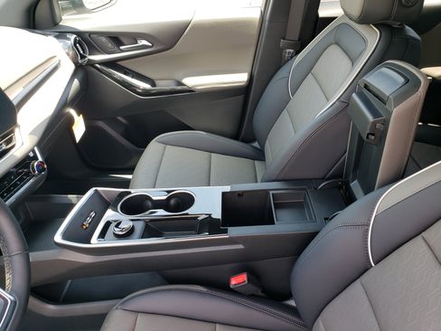 New 2026 Chevrolet Equinox LT w/ Convenience Package II FWD image 23