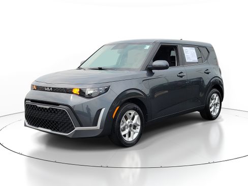 Used 2024 Kia Soul LX w/ Option Group 015 FWD image 2