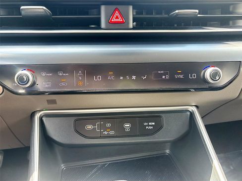 Used 2025 Kia Carnival FWD image 14