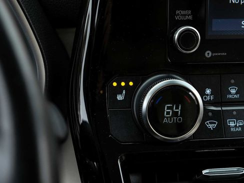 Used 2021 Toyota Highlander XLE image 24