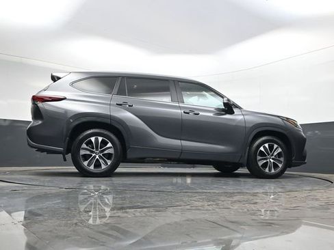 Used 2024 Toyota Highlander XLE image 40