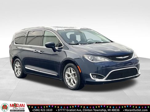 Used 2018 Chrysler Pacifica Touring-L Plus w/ Tire & Wheel Group image 7