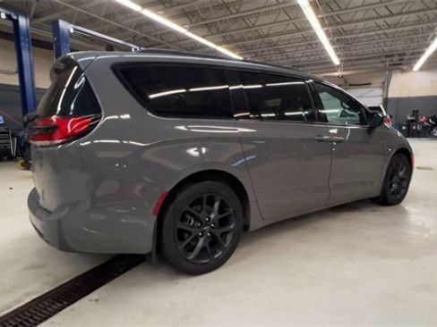 Used 2023 Chrysler Pacifica Touring-L w/ S Appearance Package image 8