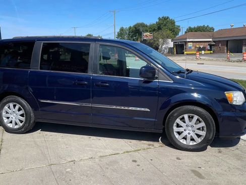 Used 2014 Chrysler Town & Country Touring image 34