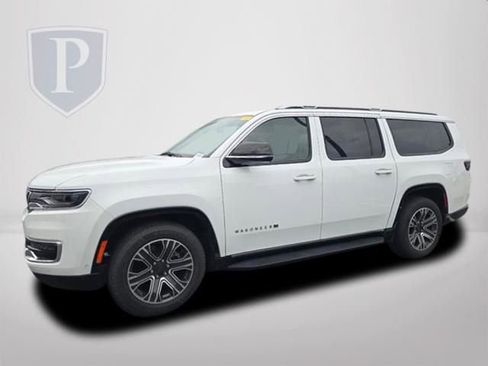 Used 2024 Jeep Wagoneer L Series II RWD image 11
