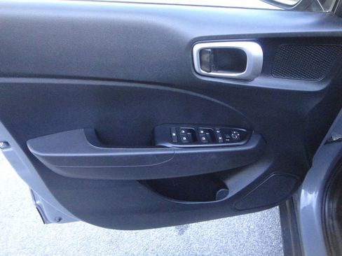 Used 2023 Hyundai Venue SE FWD image 8