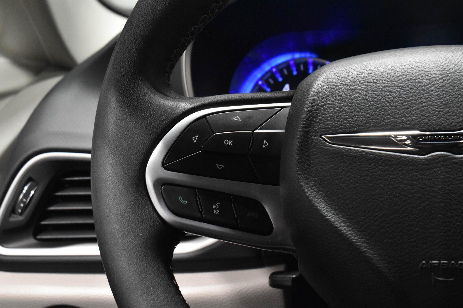 Used 2023 Chrysler Pacifica Touring-L FWD image 8