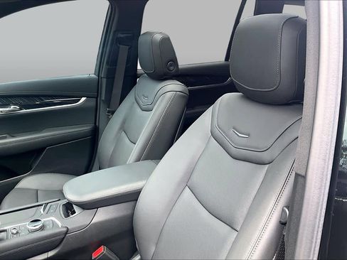 Used 2025 Cadillac XT6 Premium Luxury w/ Technology Package FWD image 7