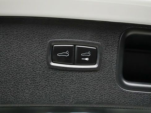 Certified 2025 Porsche Macan AWD/4WD image 14