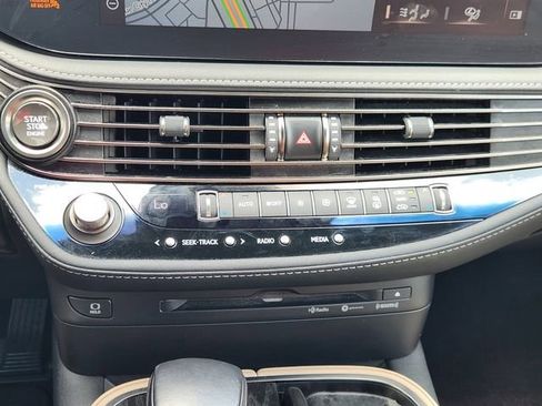 Used 2022 Lexus LS 500 w/ Accessory Package (Z2) RWD image 18