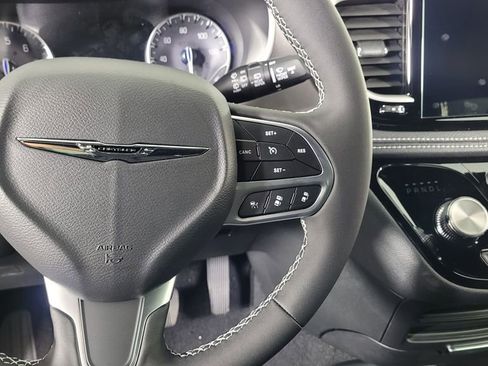 New 2026 Chrysler Pacifica Select image 18