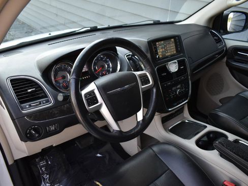 Used 2014 Chrysler Town & Country Touring-L w/ Driver Convenience Group FWD image 9