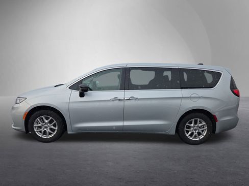 Used 2024 Chrysler Pacifica Touring-L image 7
