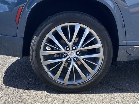 Used 2025 Buick Enclave Avenir FWD image 9