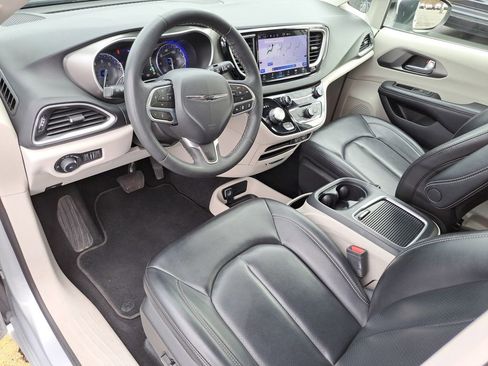 Used 2023 Chrysler Pacifica Touring-L FWD image 19