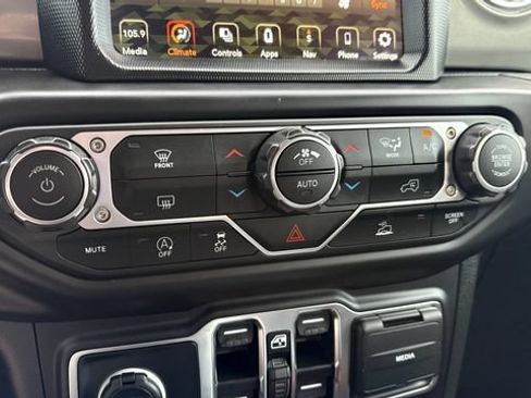 Used 2023 Jeep Wrangler Unlimited Sahara AWD/4WD image 23