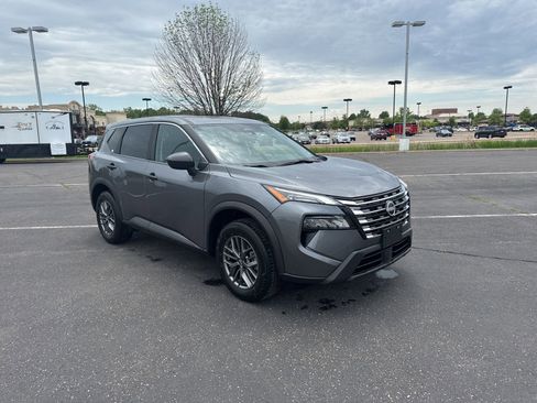 Used 2024 Nissan Rogue S FWD image 3