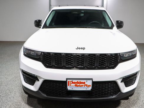 Used 2023 Jeep Grand Cherokee Limited w/ Black Appearance Package AWD/4WD image 4