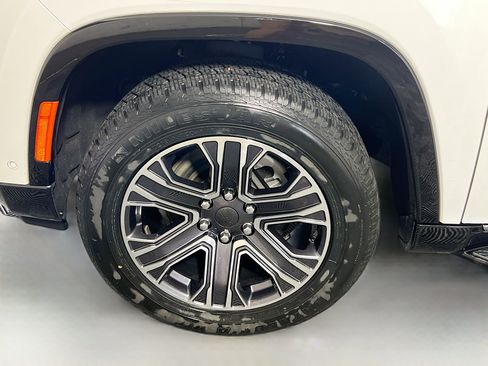 Used 2024 Jeep Wagoneer Series II w/ Flexible Seating Group RWD image 13