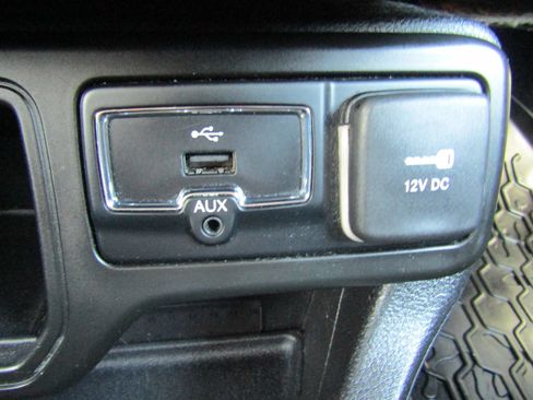Used 2018 Jeep Renegade Altitude FWD image 28