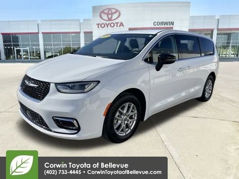 Used 2024 Chrysler Pacifica Touring-L image 12