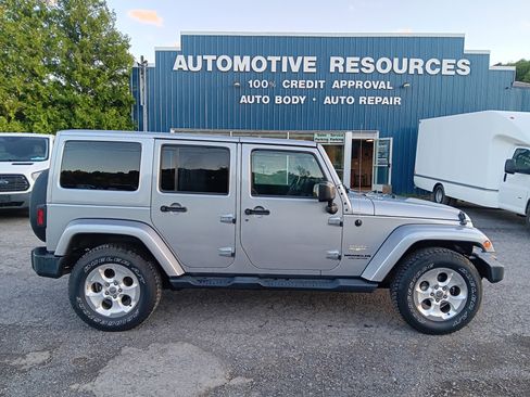 Used 2015 Jeep Wrangler Unlimited Sahara w/ Dual Top Group AWD/4WD image 6