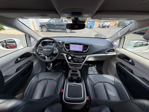 Used 2022 Chrysler Pacifica Touring-L FWD image 23