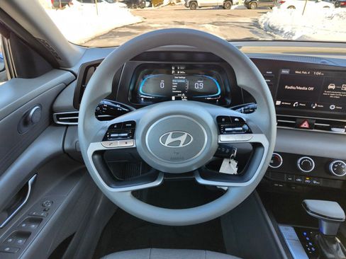 Certified 2025 Hyundai Elantra SE image 13