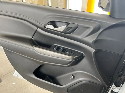 Used 2023 GMC Acadia SLT image 20