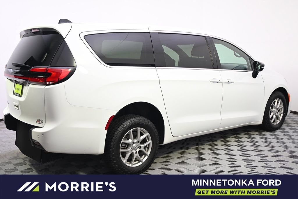 Used 2026 Chrysler Pacifica Select FWD image 9