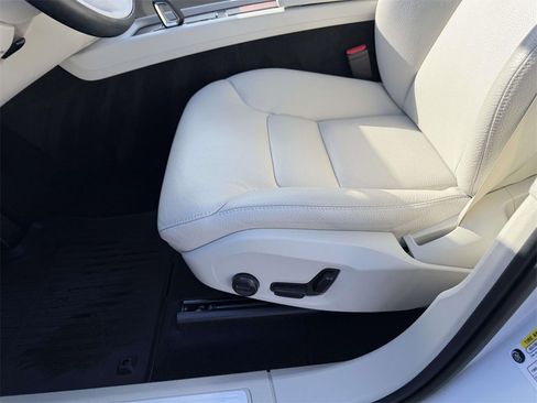 Used 2022 Volvo XC60 B5 Momentum w/ Protection Package Premier image 17