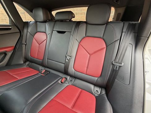 Certified 2025 Porsche Macan image 18