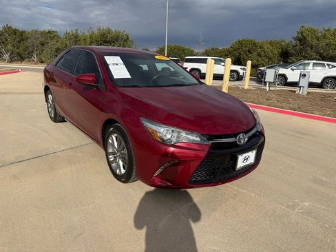 Used 2016 Toyota Camry SE image 3