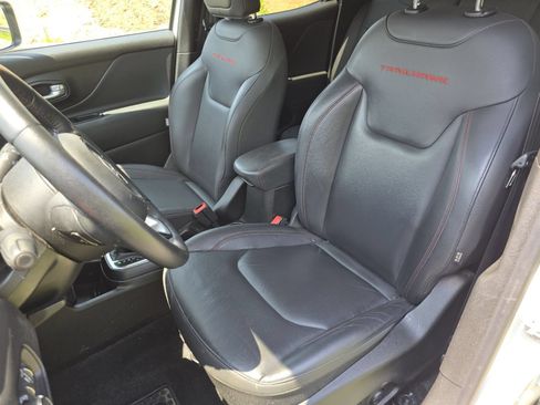 Used 2023 Jeep Renegade Trailhawk w/ Trailhawk Elite Group AWD/4WD image 25