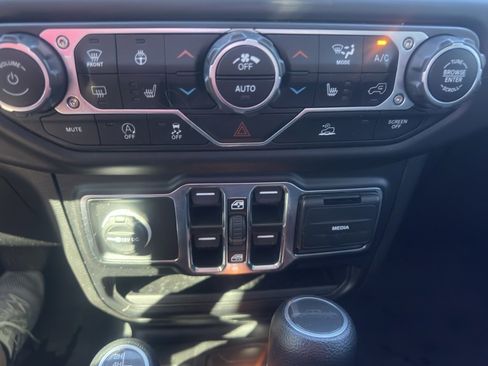 Used 2023 Jeep Gladiator Sport image 18