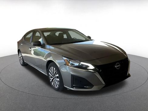 Used 2025 Nissan Altima 2.5 SV image 3