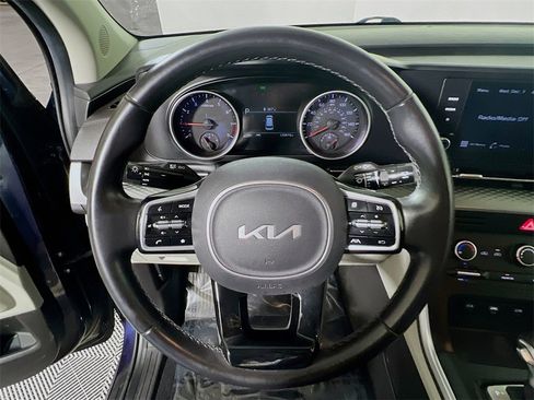 Used 2022 Kia Carnival LX image 11