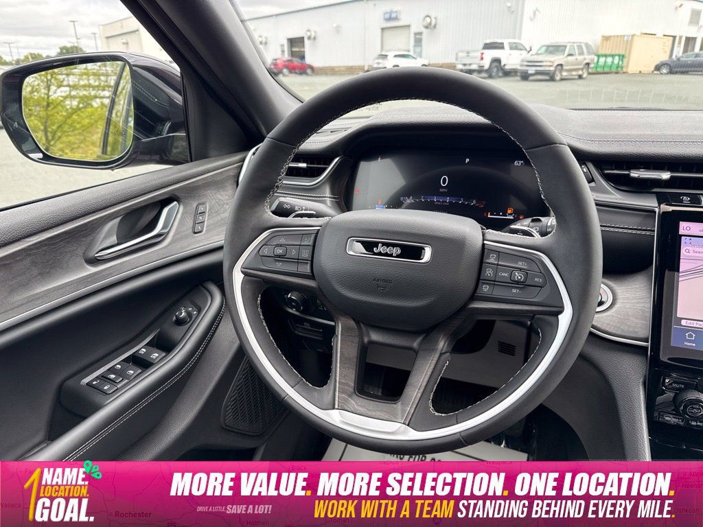Used 2025 Jeep Grand Cherokee Limited w/ Luxury Tech Group II AWD/4WD image 15
