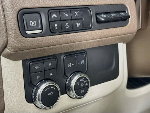 Used 2024 GMC Yukon XL Denali AWD/4WD image 16