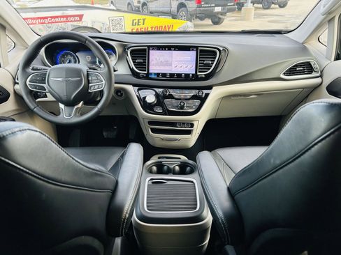 Used 2024 Chrysler Pacifica Touring-L image 23