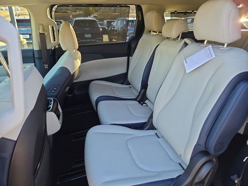 New 2026 Kia Carnival EX image 19