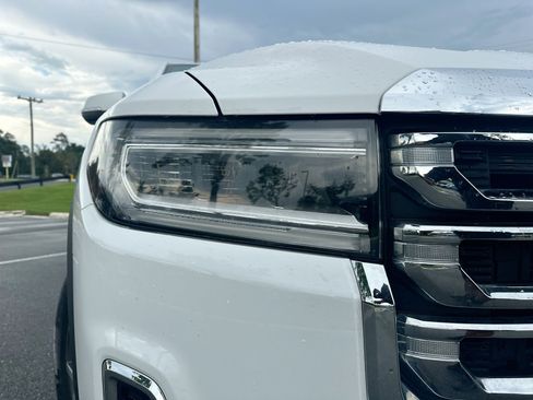 Used 2023 GMC Acadia SLE image 17