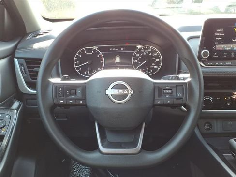 Used 2025 Nissan Rogue S image 18